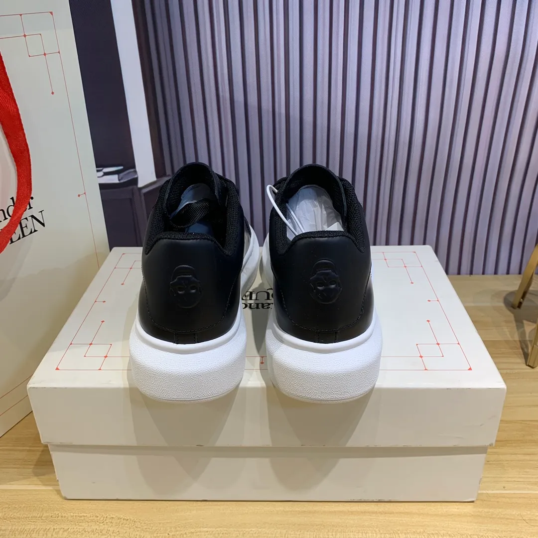 👟👟Ex-factory price 560👟👟Snake pattern professional McQueen factory. Top version. Couple model Alexander McQUEEN high version has been upgraded to the highest quality again✅.McQueen dad shoes 💪McQueen spring, summer, autumn and winter top version purchasing agent level✅ Recruiting national online and offline agents to join🤝 🏆Fabric: Original materials imported from Italy. Texture, water-resistant and non-discoloring 🏆Inner lining: ️A-grade Italian imported lining resistant to dirt, sweat-absorbent, breathable and comfortable 🏆Foot pads: top-grade imported Italian super-soft cowhide leather 🏆Outsole: PU+counter 1:1 🏆Shoe box: original white box. Plus white flip cover for double-layer protection. Cloth bag. Handbag. Certificate of 1:1 mold opening, 4-piece set. Delivered with a pair of shoelaces. 🖕🏿🖕🏿🖕🏿You can choose any pair of shoelaces in any color of our factory 🏆Code number: women’s 34-41. men’s 38-46 🏆Special remarks (women’s size 34.40.41, men’s size 38.45.46 is customized, no returns or exchanges) Win-win cooperation🤝